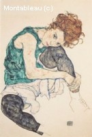 Femme assise genoux pliés